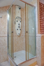 koupelna se sprchovým koutem, umyvadlem, WC a pračkou