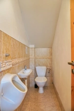 samostatné WC s pisoárem a umyvadlem