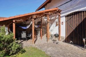 altánek s posezením, přenosný gril na dřevěné uhlí