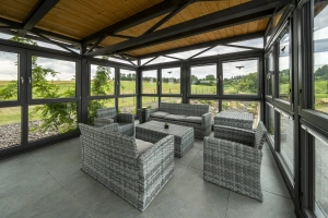 prosklená pergola s posezením