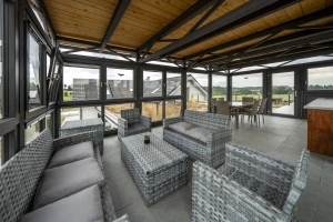 prosklená pergola s posezením