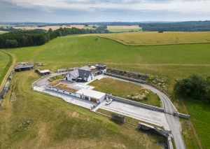 před vjezdem do oploceného areálu je k dispozici velká parkovací plocha