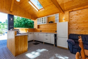 krytá pergola s gaučem, zahradním nábytkem a kuchyňským koutem