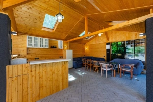 krytá pergola s gaučem, zahradním nábytkem a kuchyňským koutem