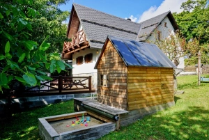 dětský domeček a pískoviště