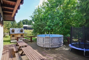 bazén, trampolína a posezení na terase