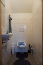 samostatné WC v podkroví