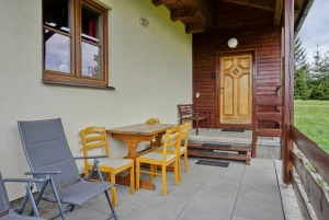 zastřešená terasa a vstup do chalupy