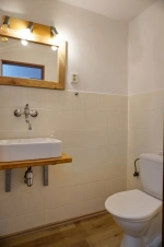 koupelna se sprchovým koutem, umyvadlem a WC