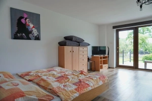 ložnice s dvojlůžkem, lůžkem, rozkládacím gaučem pro 2 osoby, chytrou TV a vstupem na terasu