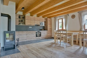 obytná místnost - krbová kamna a kuchyňský kout