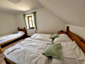 ložnice s dvojlůžkem a lůžkem v podkroví (ložnice č. 5)