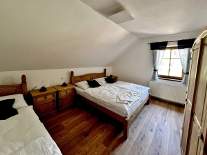 ložnice s dvojlůžkem a lůžkem v podkroví (ložnice č. 4)