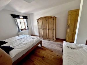 ložnice s dvojlůžkem a lůžkem v podkroví (ložnice č. 4)