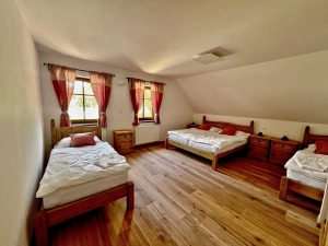 ložnice s dvojlůžkem a 2 lůžky v podkroví (ložnice č. 1)