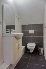 samostatné WC s umyvadlem v podkroví