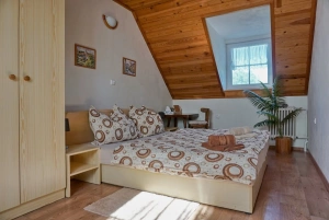 ložnice s dvojlůžkem a lůžkem v podkroví