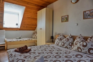 ložnice s dvojlůžkem a lůžkem v podkroví