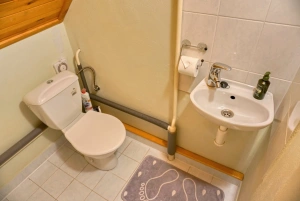samostatné WC s umyvadlem v podkroví