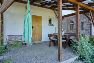 do chalupy se vstupuje přes zastřešenou terasu