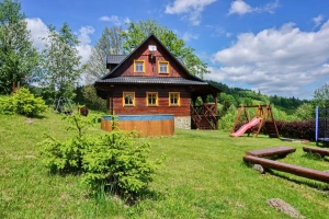 od poloviny června do poloviny září je k dispozici nadzemní kruhový bazén