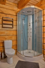 koupelna se sprchovým koutem, umyvadlem a WC