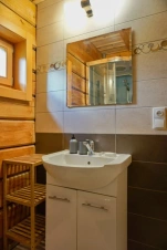 koupelna se sprchovým koutem, umyvadlem a WC