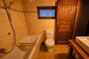 koupelna s vanou, umyvadlem a WC