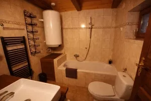 koupelna s vanou, umyvadlem a WC