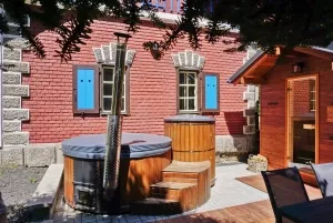 wellness zóna - finská sauna s ochlazovací kádí a koupací sud (vířivka) s aeromasážním a hydromasážním systémem