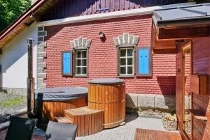 wellness zóna - finská sauna s ochlazovací kádí a koupací sud (vířivka) s aeromasážním a hydromasážním systémem