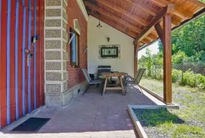 zastřešená terasa s venkovním posezením a přenosným grilem