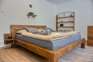 ložnice s dvojlůžkem a 2 plnohodnotými rozkládacími postelemi