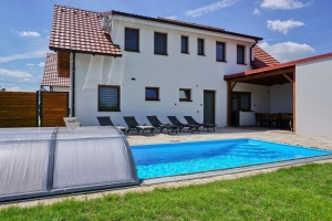 zapuštěný bazén (5 x 3 x 1,5 m)