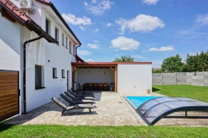 zapuštěný bazén, lehátka ke slunění a zastřešená terasa