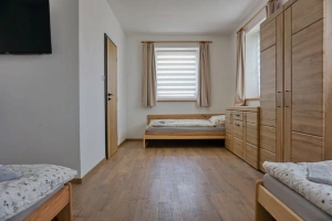 ložnice s dvojlůžkem, 2 lůžky a vlastní koupelnou