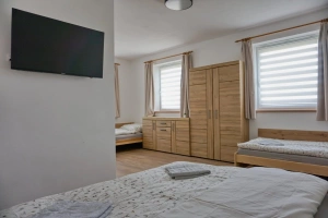 ložnice s dvojlůžkem, 2 lůžky a vlastní koupelnou