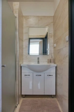 koupelna se sprchovým koutem, umyvadlem a WC u ložnice