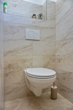 koupelna se sprchovým koutem, umyvadlem a WC u ložnice