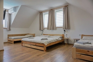 ložnice s dvojlůžkem, 2 lůžky a vlastní koupelnou v podkroví