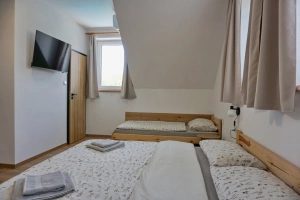 ložnice s dvojlůžkem, 2 lůžky a vlastní koupelnou v podkroví