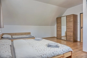 ložnice s dvojlůžkem, 2 lůžky a vlastní koupelnou v podkroví