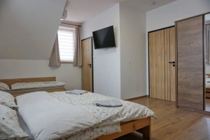 ložnice s dvojlůžkem, 2 lůžky a vlastní koupelnou v podkroví