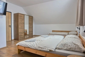 ložnice s dvojlůžkem, 2 lůžky a vlastní koupelnou v podkroví