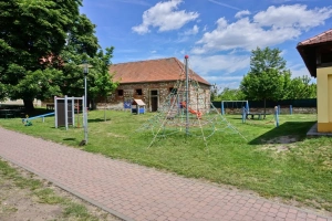 veřejné dětské hřiště 100 m od chalupy