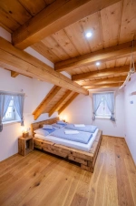 ložnice s dvojlůžkem v podkroví