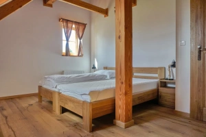 pravá část chalupy - ložnice se 2 lůžky v podkroví