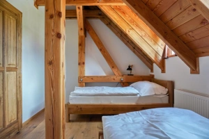 pravá část chalupy - ložnice se 2 lůžky v podkroví