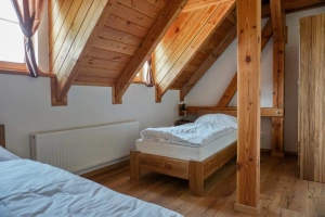 pravá část chalupy - ložnice se 2 lůžky v podkroví