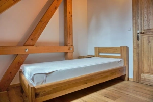 levá část chalupy - ložnice s 1 lůžkem v podkroví